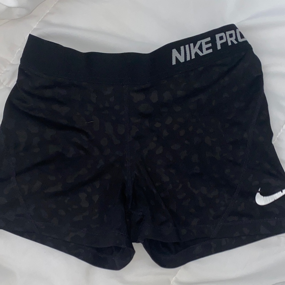 Nike Pro Women's Black light leopard Patterned Shorts size small